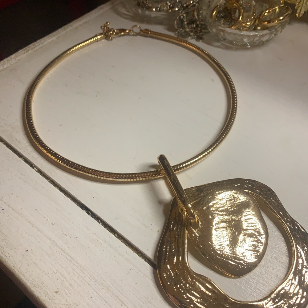 Elegant Gold Pendant Necklace